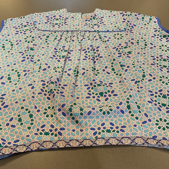 Modern print silk top. Fitted at waist. Flattering and cute!! - Picture 5 of 6